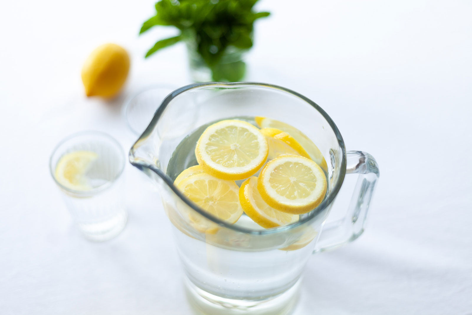Il potere del limone: scopri i benefici dell'acqua con limone e i migliori dispenser di acqua per la tua casa