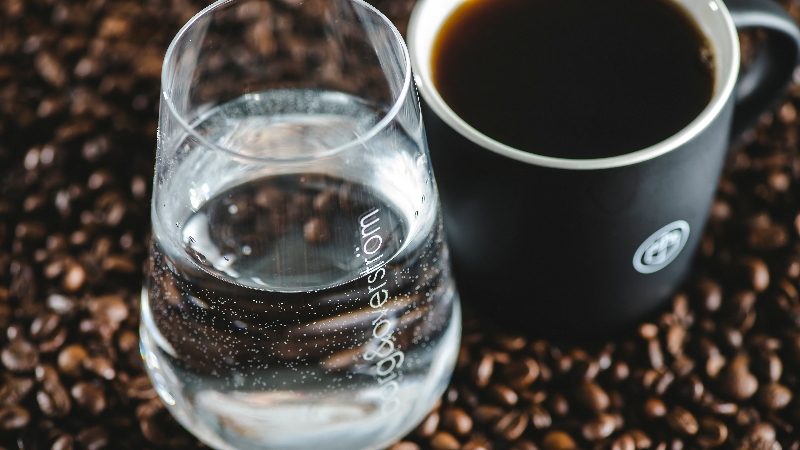 5 vantaggi di un servizio integrato di caffè e dispenser acqua in ufficio