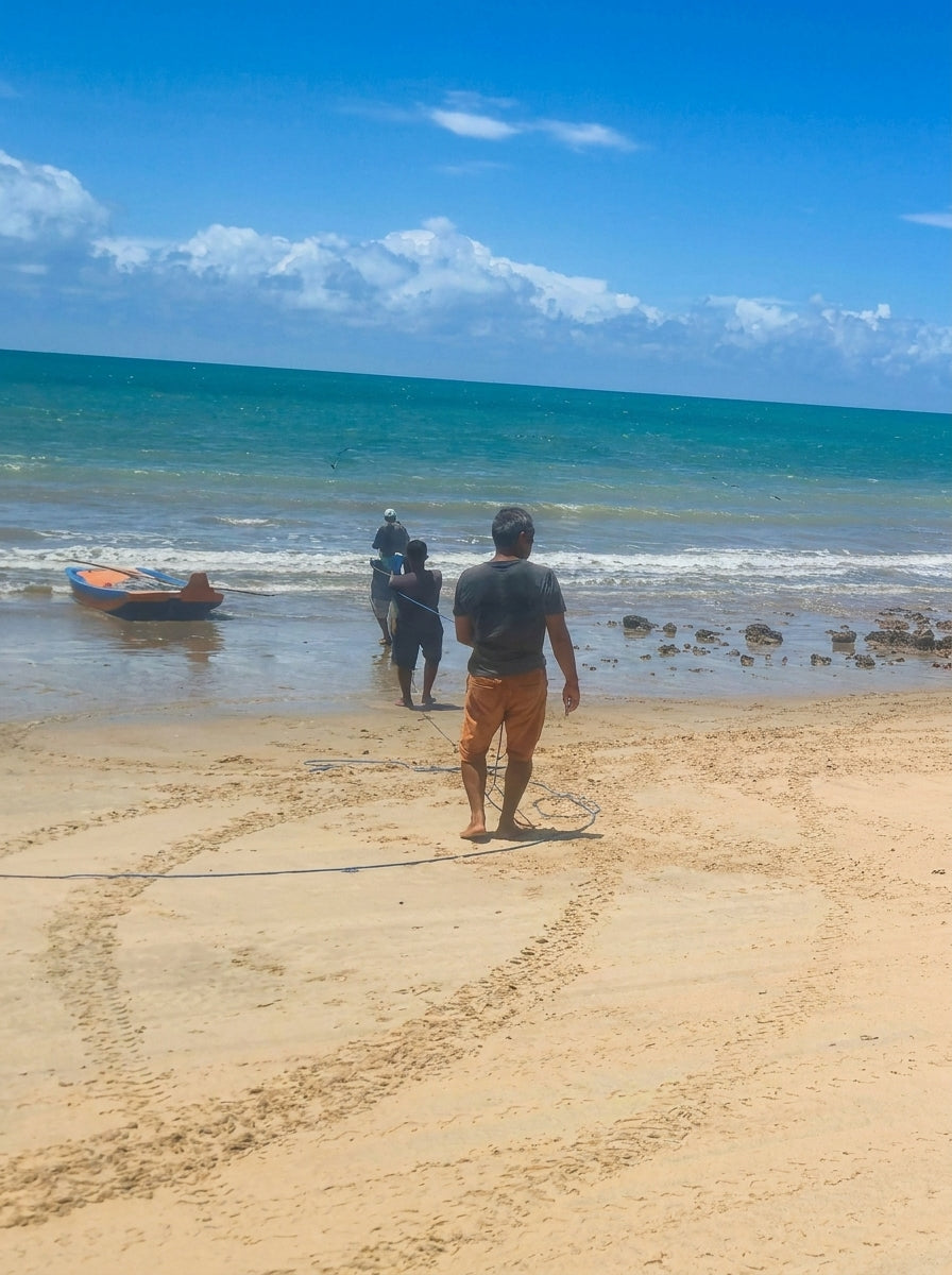 Pescatori sulla spiaggia di Zumbi con le reti